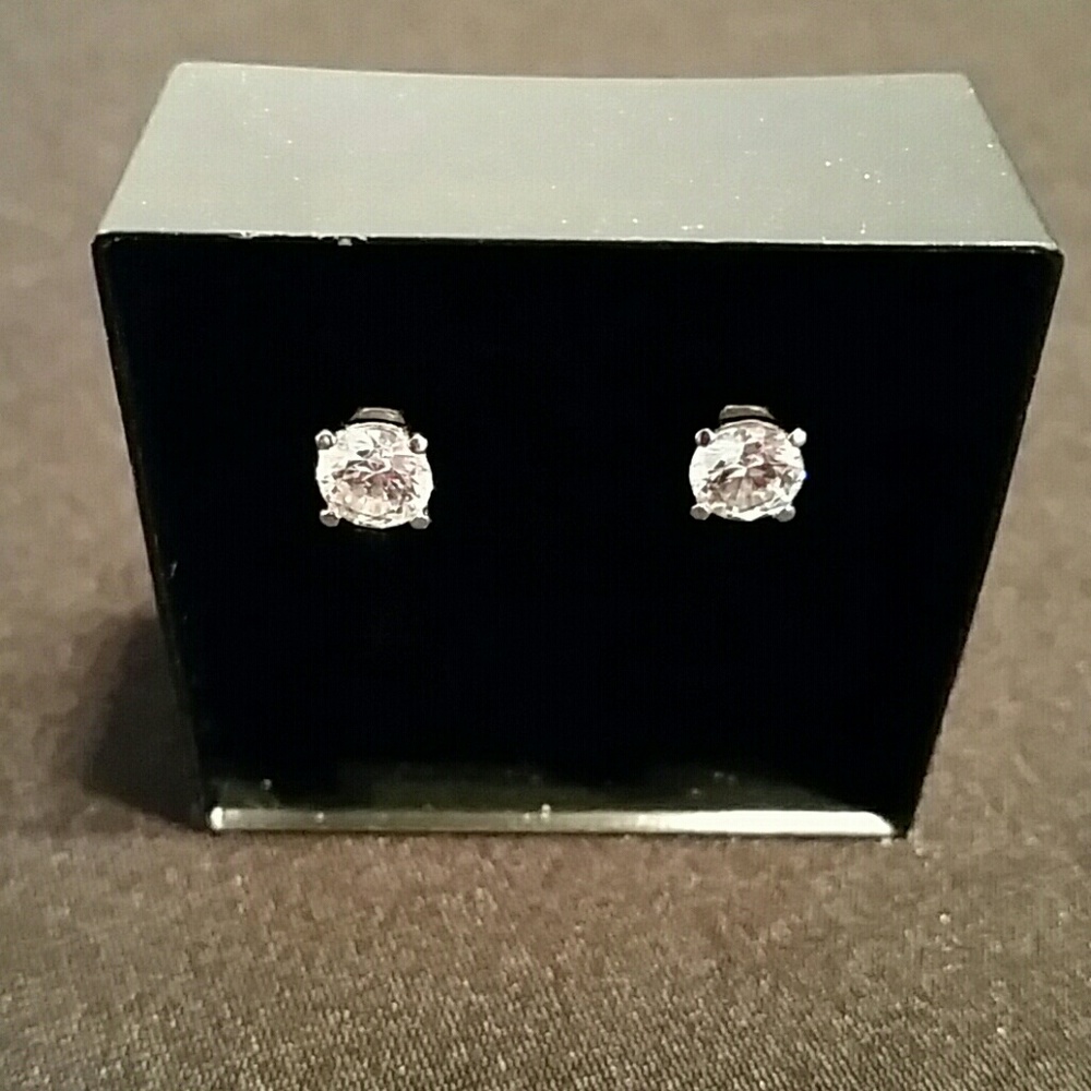 1.5 CTW Swarovski CZ 925 Sterling Silver earrings